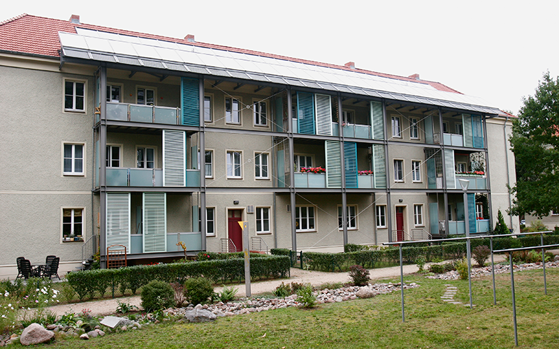 Mehrfamilien-Wohnhaus in Hennigsdorf mit installierten Solarpanelen auf dem Dach