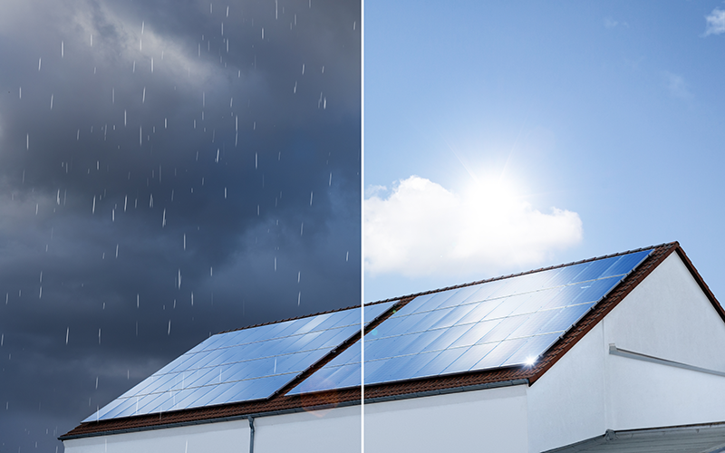 Gegenüberstellung von Bildern, die eine Photovoltaikanlage unter verschiedenen Wetterbedingungen zeigt – linkes Bild: bewölkt und regnerisch, rechtes Bild: sonnig