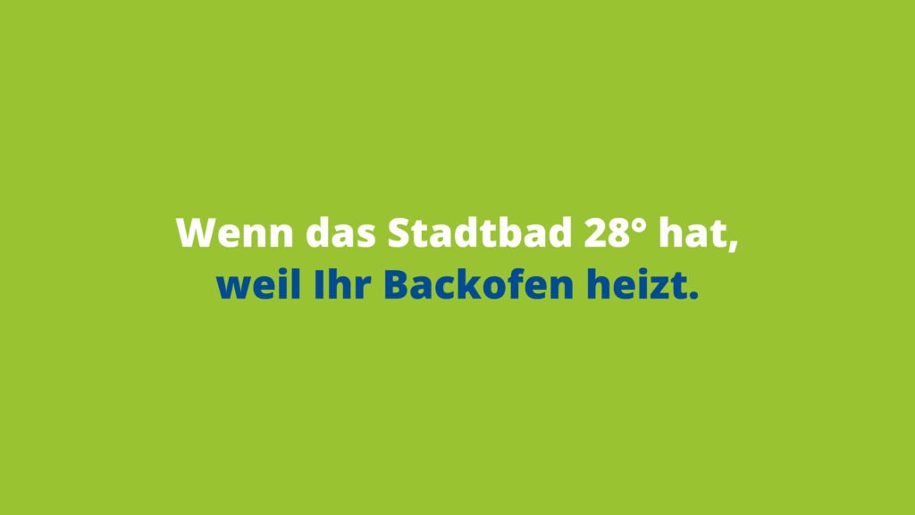Grüne Grafik mit dem Spruch „Wenn das Stadtbad 28° hat, weil Ihr Backofen heizt.“ – Teil der NATURSTROM-Kampagne Hennigsdorf für regionalen Strom mit Heimatvorteil.