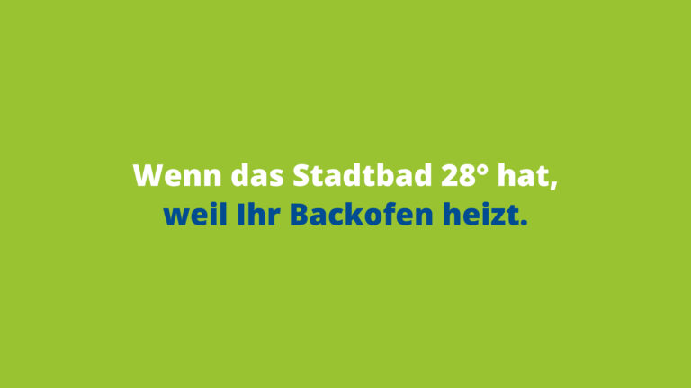 Grüne Grafik mit dem Spruch „Wenn das Stadtbad 28° hat, weil Ihr Backofen heizt.“ – Teil der NATURSTROM-Kampagne Hennigsdorf für regionalen Strom mit Heimatvorteil.