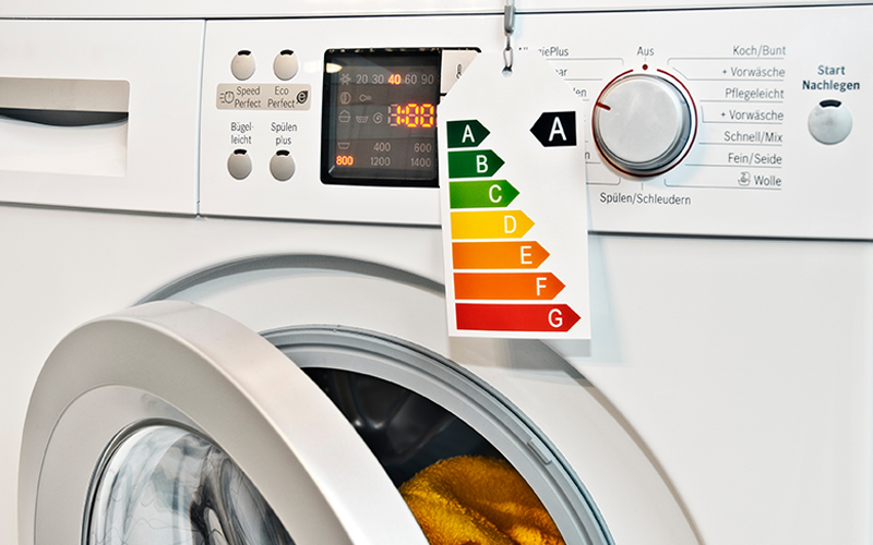 Nahaufnahme einer Waschmaschine mit Etikett der Energieklassen.