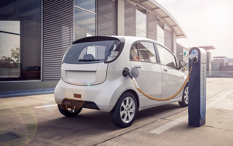 Elektroauto lädt an Ladesäule