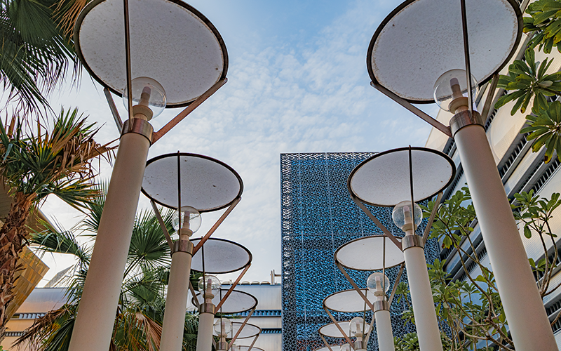 Blick auf Reihe von Lampen in Masdar.