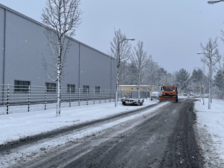 Winterlicher Einsatz des Stadtservice: Ein Räumfahrzeug arbeitet sich am frühen Morgen durch verschneite Straßen und sorgt für sichere Verkehrswege.