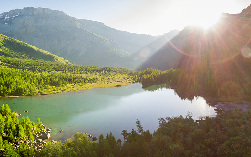 Blick auf einen See mit Bergpanorama