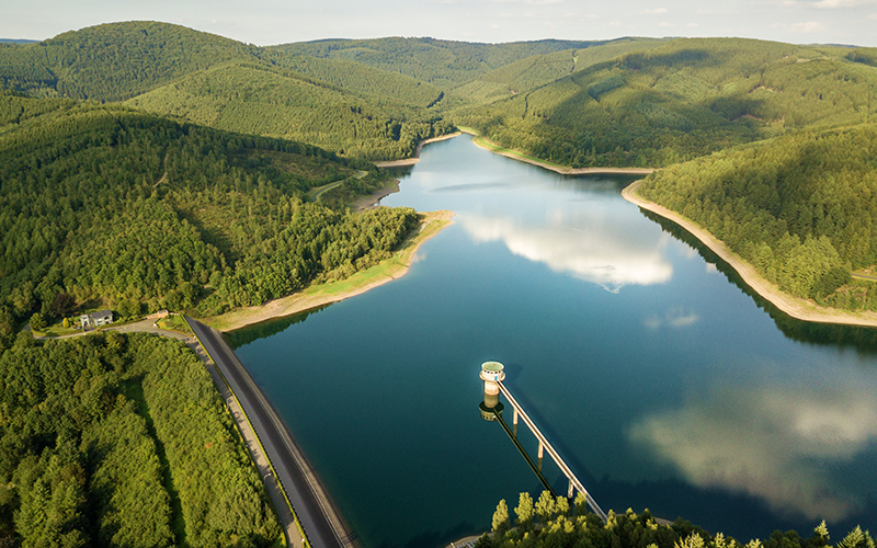 Speicherkraftwerk eingebettet in Naturkulisse