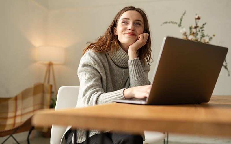 Frau am Laptop an ihrem Schreibtisch
