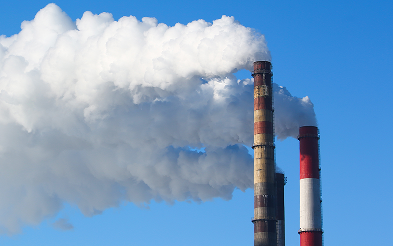 Aus drei Schornsteinen raucht es