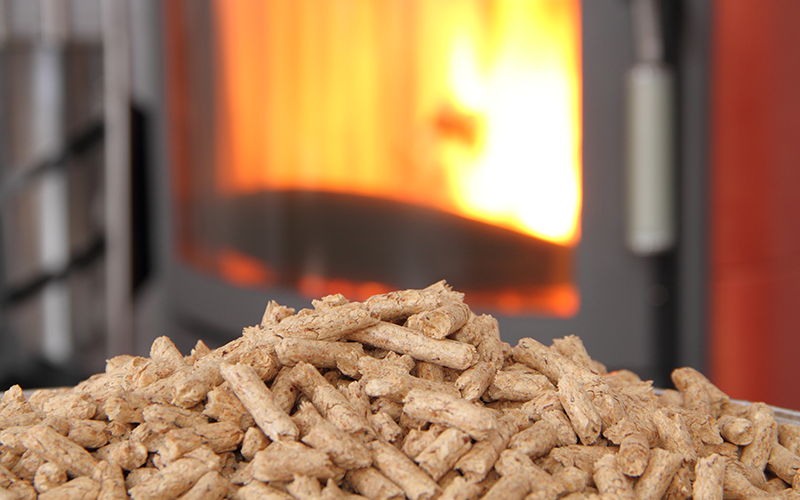 Moderne Hackschnitzelheizungsanlage in einem Privathauskeller