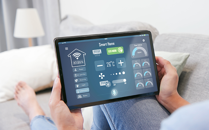 Tablet mit Smart-Home-Steuerung zeigt Temperatur, Lüftereinstellungen und Energieverbrauch