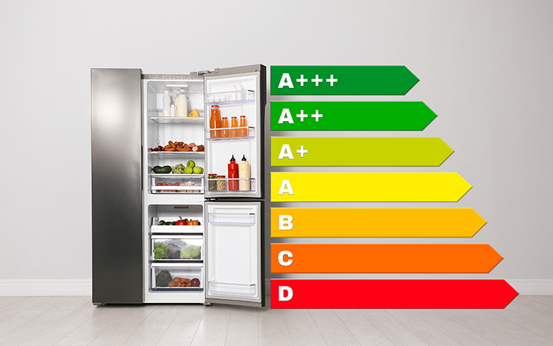 Geöffneter silberfarbener Kühl-/Gefrierschrank befüllt mit Lebensmitteln neben einer farbigen Energieeffizienzskala von A+++ bis D.