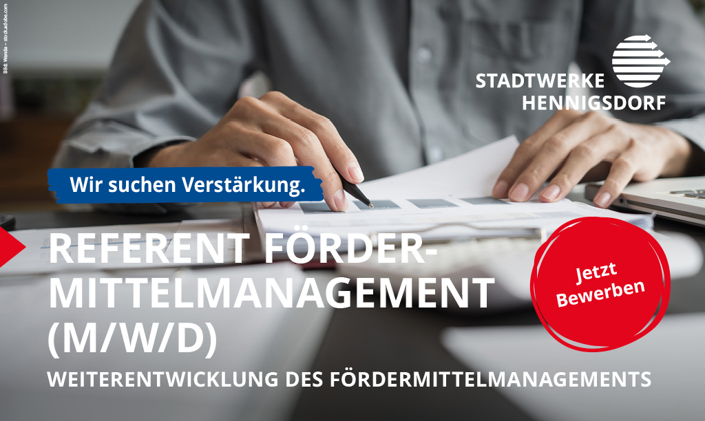 Eine Person prüft Unterlagen und arbeitet mit Dokumenten an einem Schreibtisch.