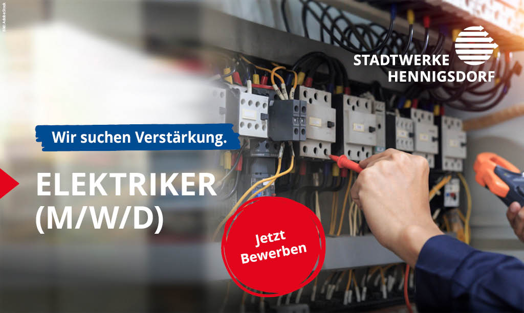Eine Fachkraft prüft mit Messgeräten die elektrischen Bauteile in einem Schaltschrank.